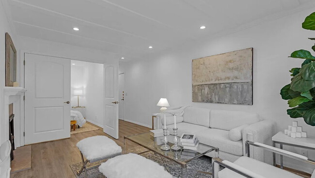 Building Photo - This fabulous Pied-a-Terre, loaded with ch...