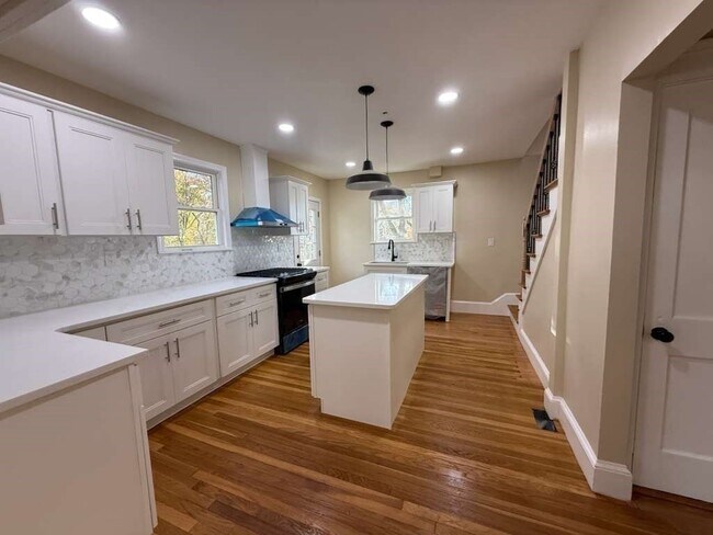 Foto del edificio - 194 Fells Ave