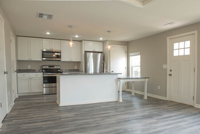 Foto del edificio - Remodeled house, yard, Granite, Stainless Steel appliances