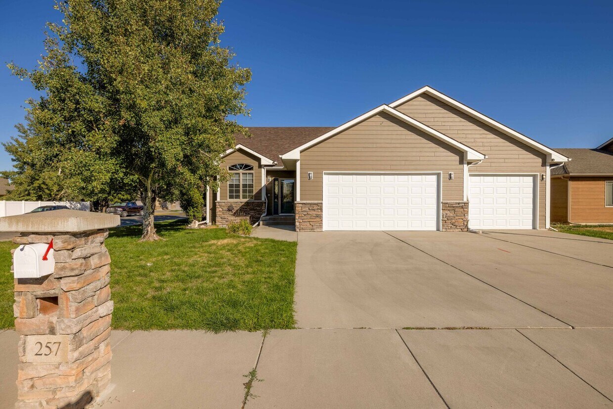 Foto principal - 5 bed 3 bath home for rent!