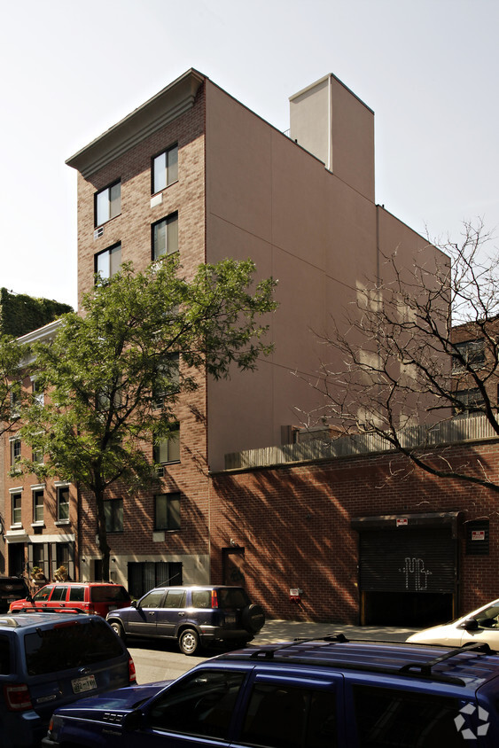 Primary Photo - 332 E 22nd St