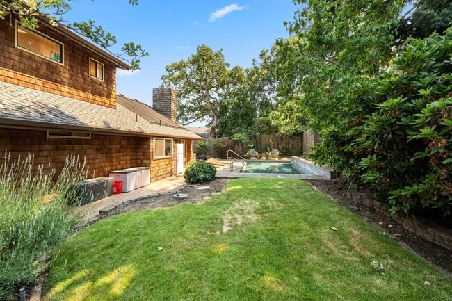 Building Photo - Lovely 3-bedroom home, Inground pool and l...