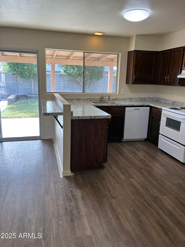 Foto del edificio - 2205 W Curry St