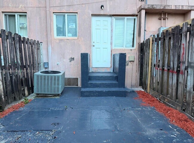 Foto del edificio - 8447 NW 4th Ave