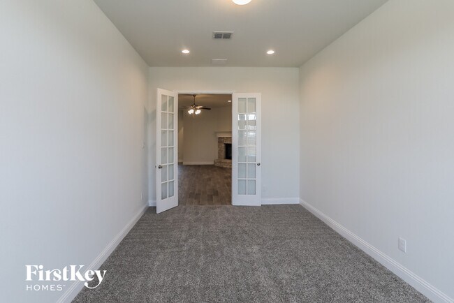 Building Photo - 608 Brody Trl