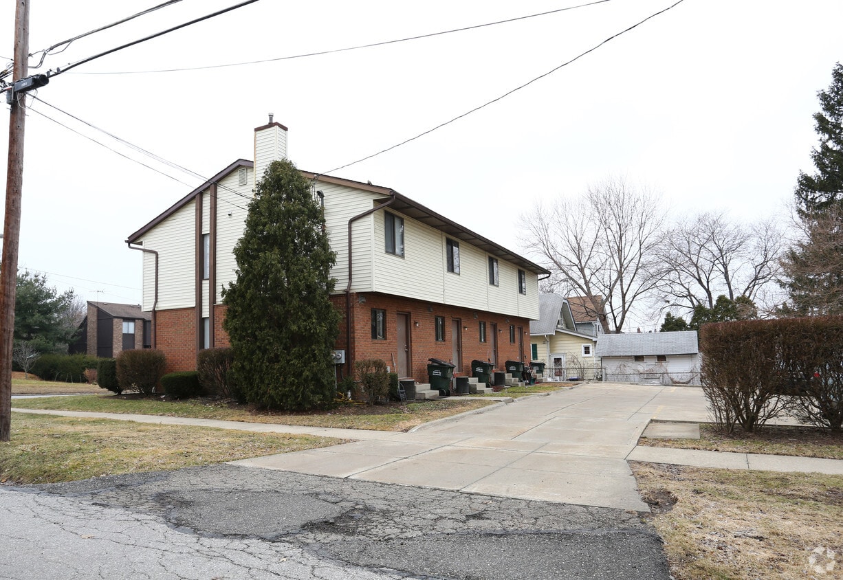 Building Photo - 341-347 E Portage Trl