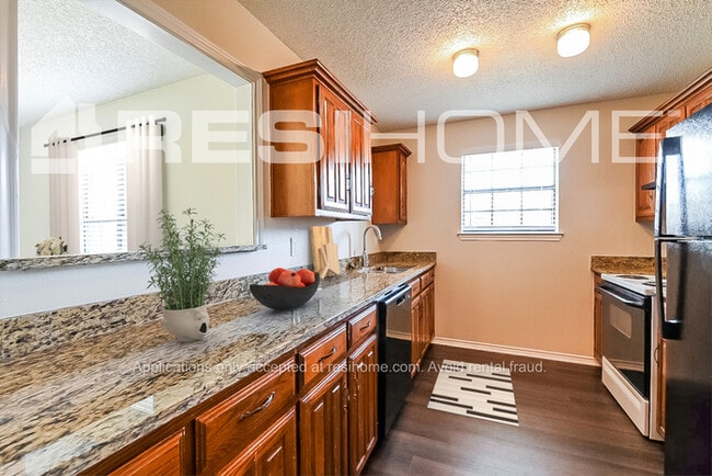 Building Photo - 209 Madre Cir