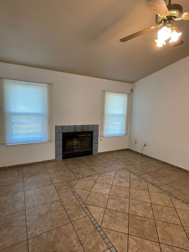 Foto del edificio - Charming home coming soon in Tulare!!