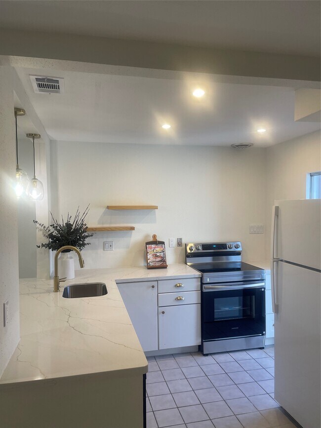 Building Photo - 5056 Glenmont Dr