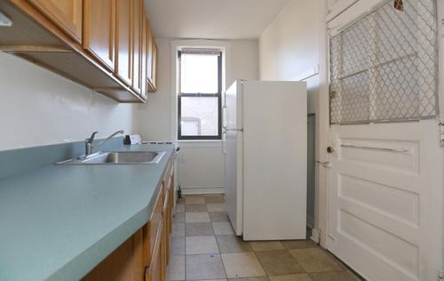 Building Photo - 701 W Brompton Ave