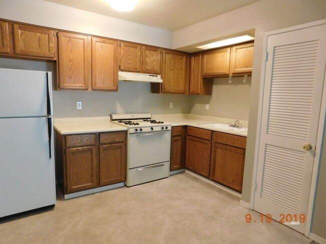Kitchen - 435 Rick Ct