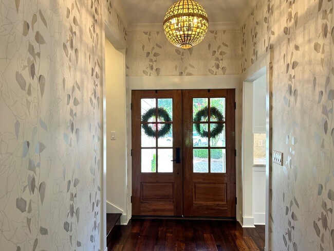 Building Photo - Gorgeous 3/2.5 Home near Beaches & Histori...