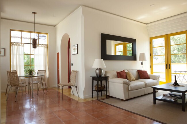 Building Photo - 225 E Cota St