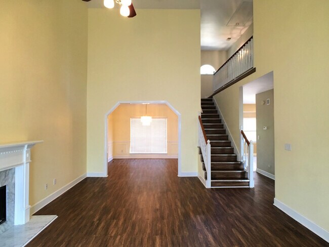 Foto del edificio - 717 Ridge Way Cir