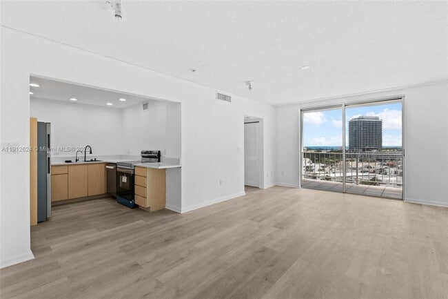 Foto del edificio - 6900 Bay Dr