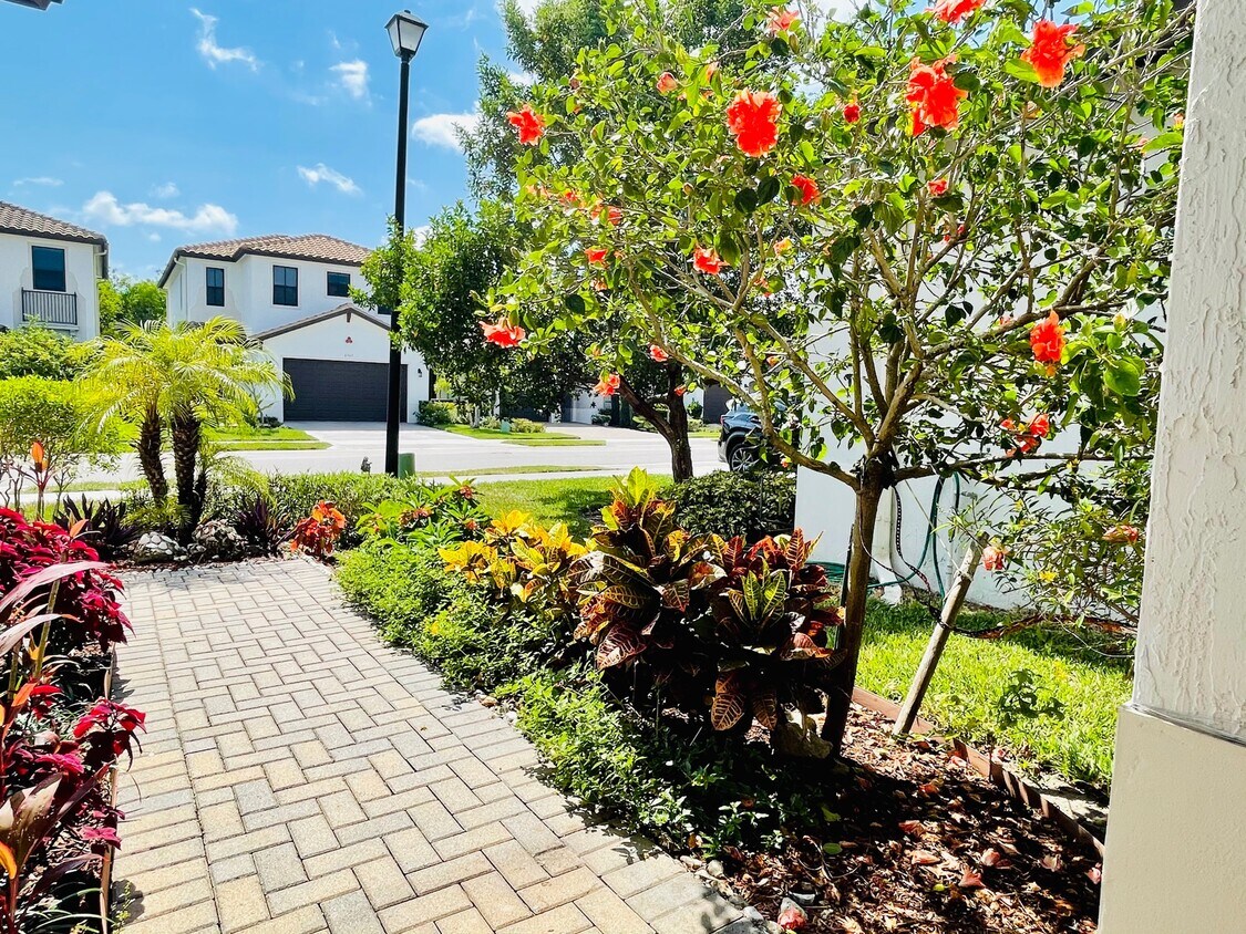 Foto principal - 8740 Madrid Cir