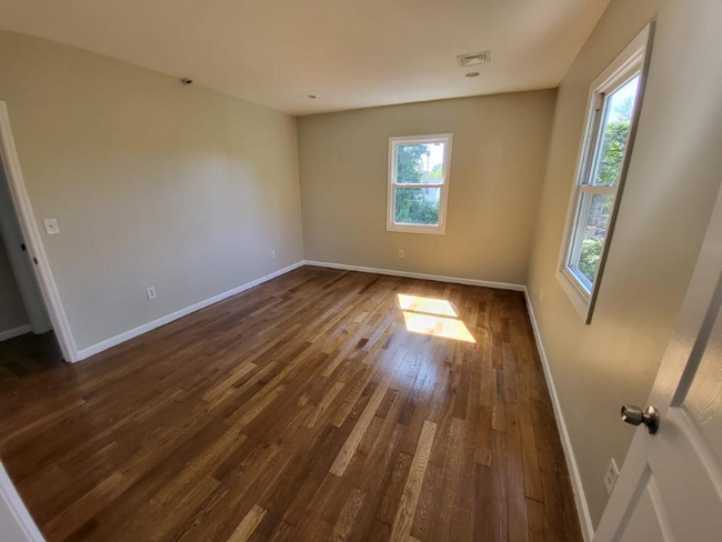 Foto del edificio - 109 N Maple Ave