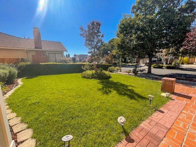 Foto del edificio - Spectacular 4 bedroom 2.5 bath home in the...