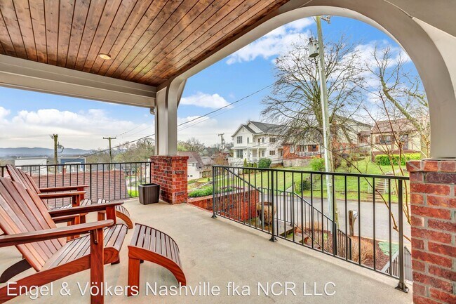 Building Photo - 4 br, 3.5 bath House - 2110 B Eastwood Ave