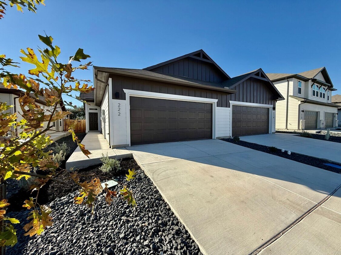 Primary Photo - Want luxury living in the Far West ...Look...