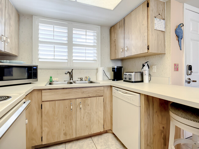 Building Photo - Oceania Beach Club 808