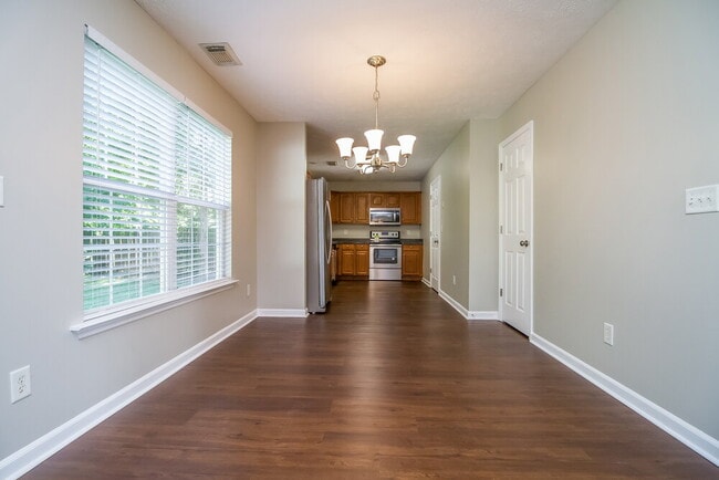 Foto del edificio - 365 Clearlake Dr