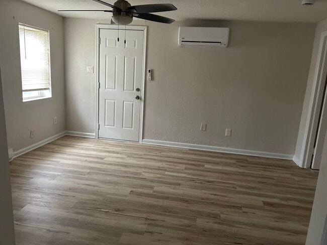 Living room - 854 W Washington St