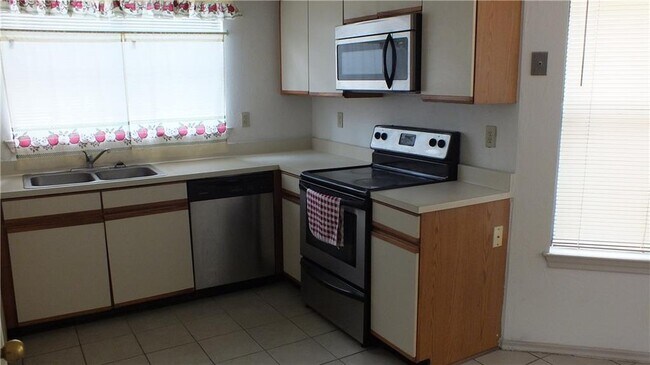 Foto del edificio - 2401 Brooke Ct