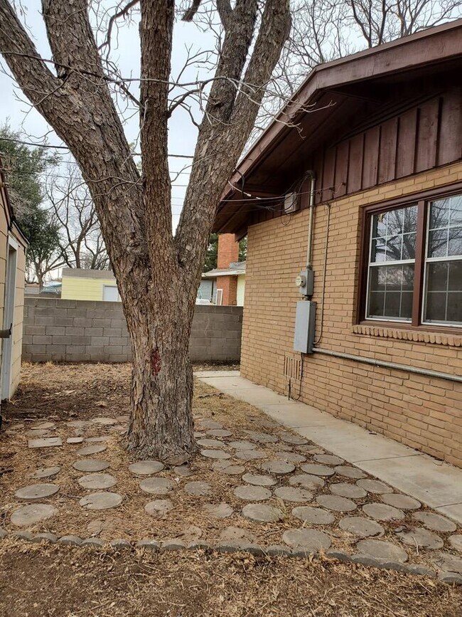 Building Photo - 201 Santa Rita Dr