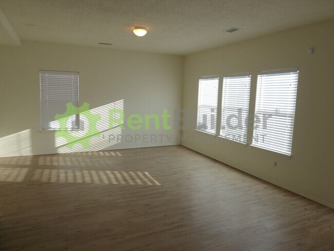 Foto del edificio - !!!PRICE IMPROVEMENT - APPLY NOW!!!
