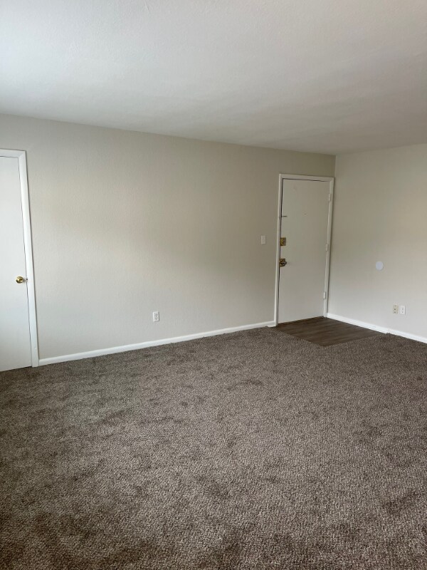 Foto del edificio - 2412 Azalea Garden Rd