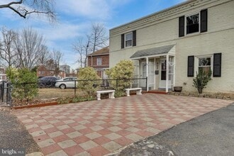 Building Photo - 903 S Irving St