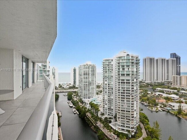 Foto del edificio - 330 Sunny Isles Blvd