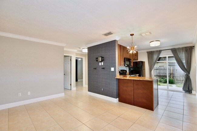 Building Photo - Charming 2/1 Spacious Condo with a Private...
