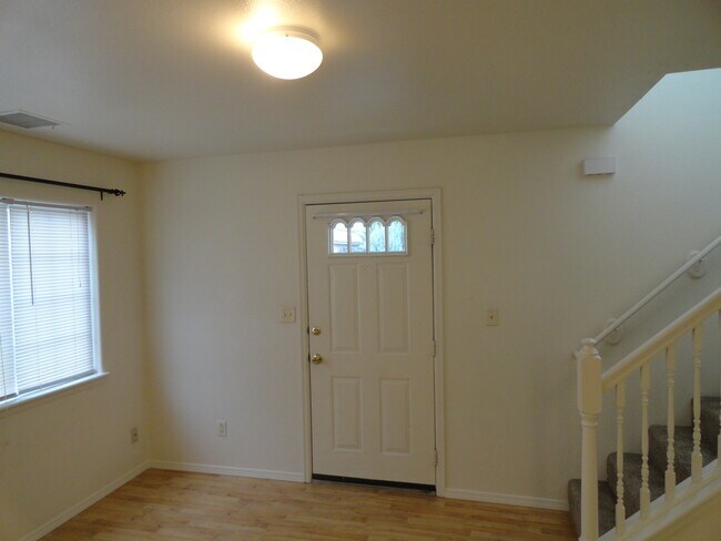Foto del edificio - 1240 Bunting Ave