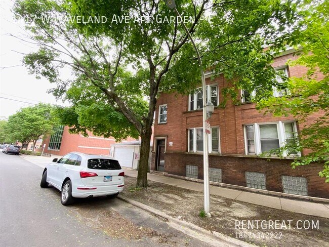 Building Photo - 1417 W Waveland Ave