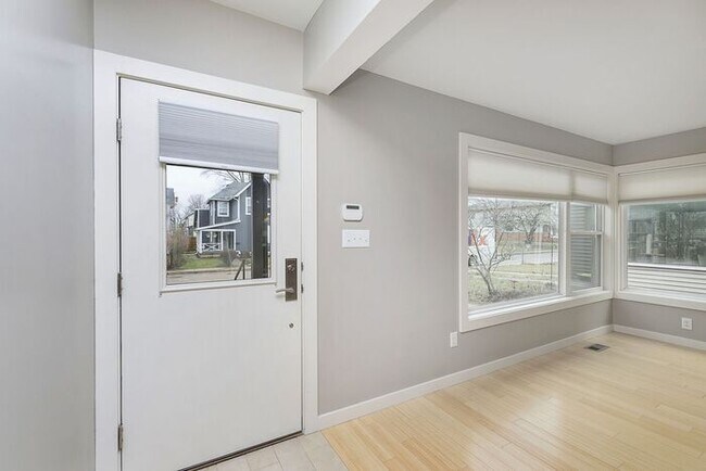 Foto del edificio - Lovely 3 Bedroom 2.5 Bath Townhome Steps From The Monon!