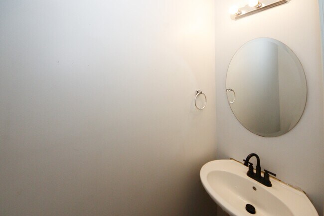 Building Photo - 5689 Strathmoor Manor Cir