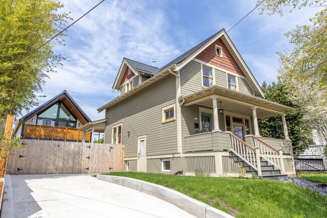 Building Photo - 527 NE Fargo St