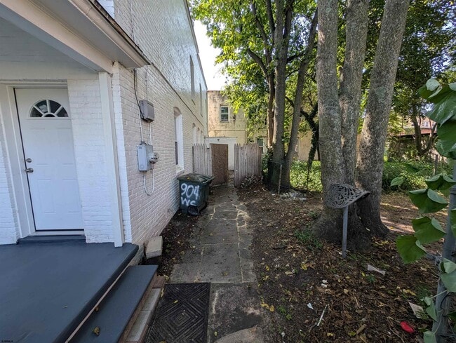 Building Photo - 904 Westcoat Pl