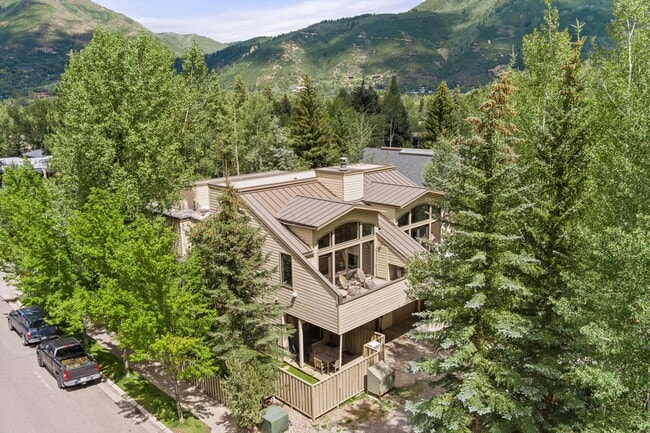 Building Photo - 123 W Hyman Ave