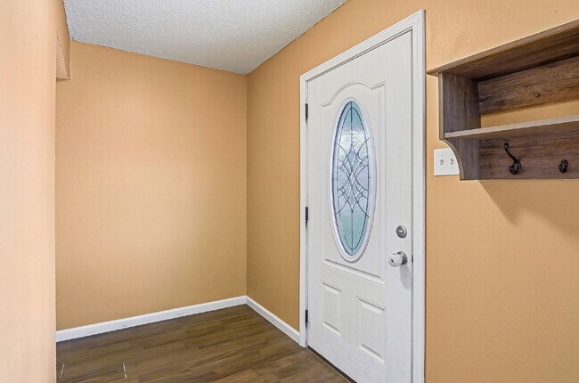 Building Photo - 3-Bedroom Home on Wedgewood Drive fully landscaped