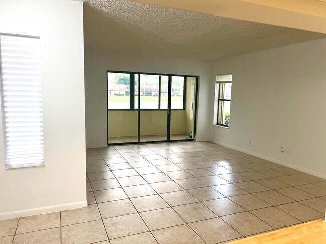 Foto del edificio - 714 Sunny Pine Way