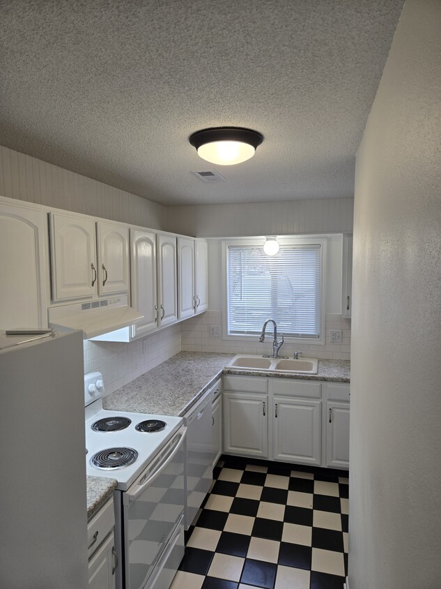 Kitchen: New appliances, counter, backsplash - 3000 SE 20th St