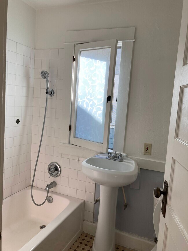 baño - 422 El Centro St