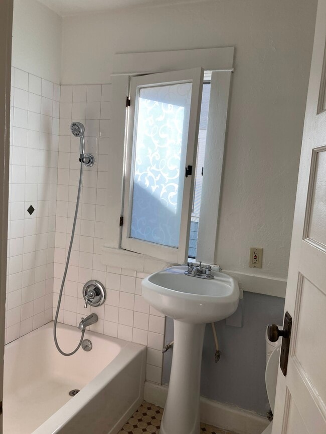 bath rm - 422 El Centro St