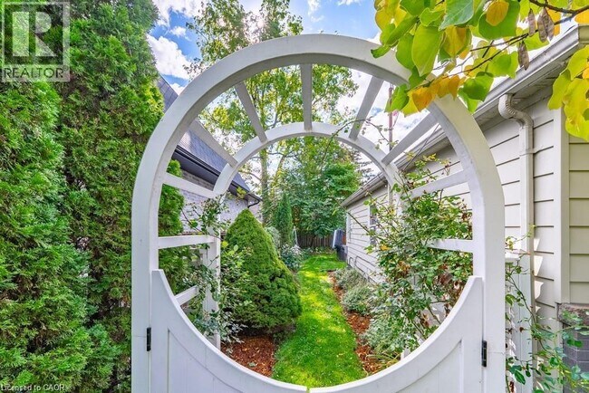 Photo du bâtiment - 32 Parker Ave