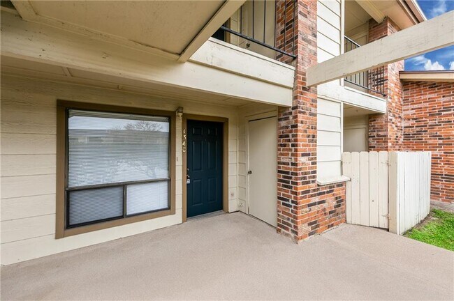 Building Photo - 1705 Crossing Pl