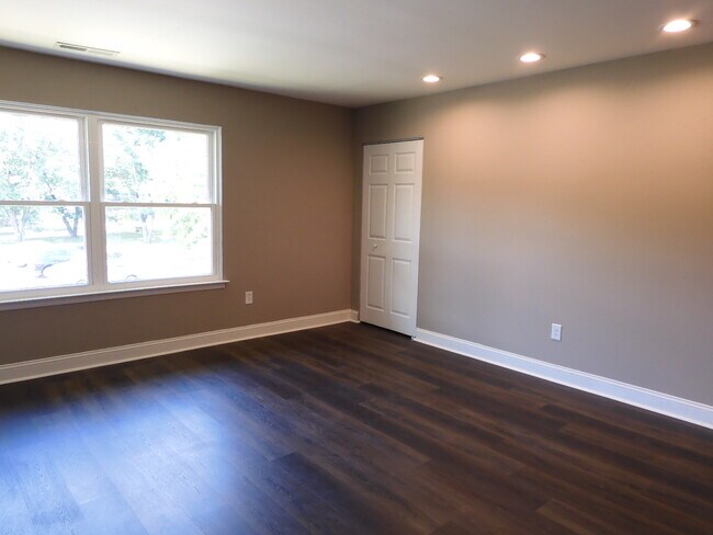 Building Photo - 208 Winding Way