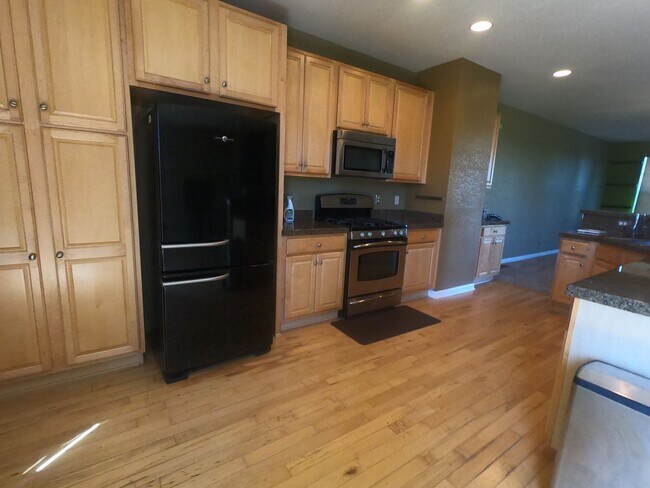 Building Photo - Fabulous Bradburn Townhome in North Centra...